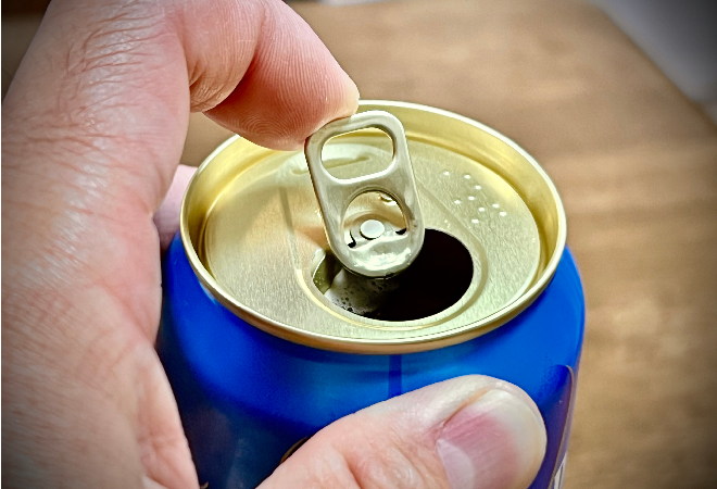 缶ビールを持つ手。