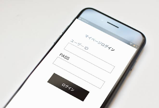 スマートフォンに映ったマッチングアプリのログイン画面。