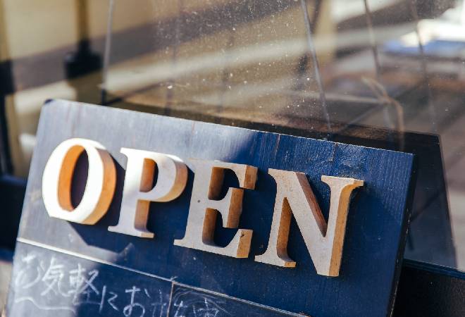 数十年前にロゴを描いてくれたアルバイトを探してほしい|広報担当者からの相談