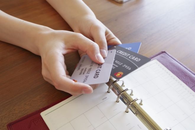 【生活費の嘘を証拠で暴く】夫名義カードを無断作成、悪用した妻の使い込みを立証|探偵利用事例