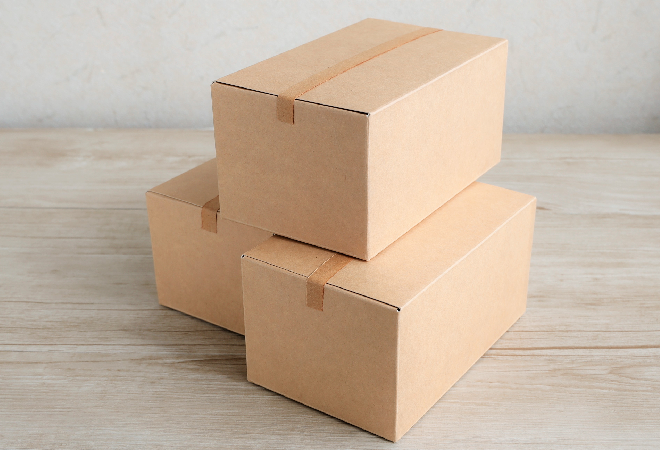 何も書かれていない、段ボール箱が3つ積まれた写真。