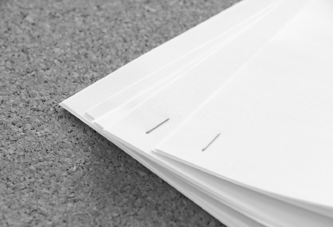 まとまった書類の画像。