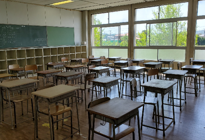 誰もいない小学校の教室。