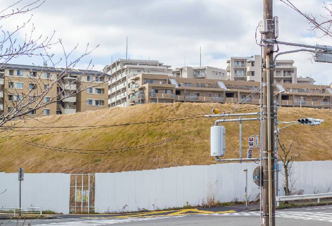 マンション建設前の更地の写真。