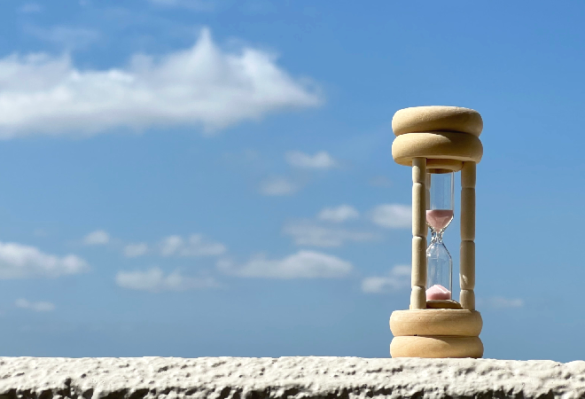 終わりかけの砂時計の写真。