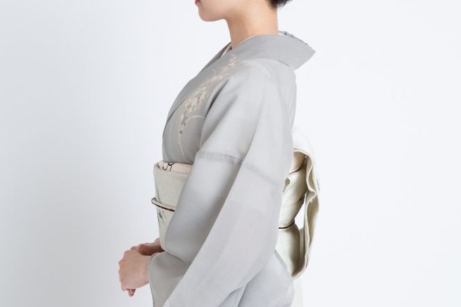 和服を着た女性を横からみた図。裏アカ投稿で店内に不穏な空気…投稿者を特定したい|高級クラブのオーナーママ（40代女性）からの調査相談。