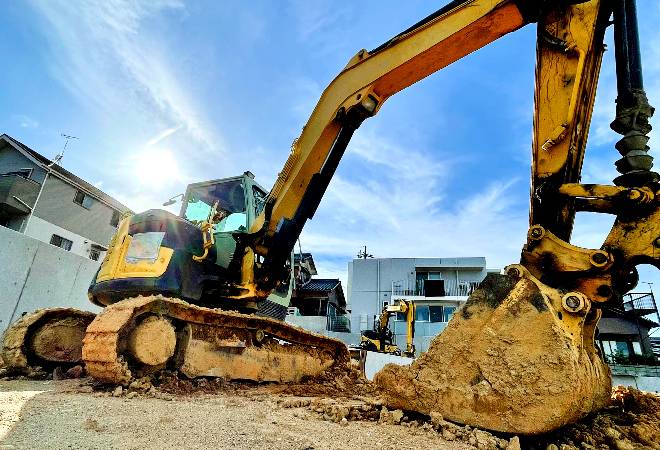 解体現場で作業するショベルカー。