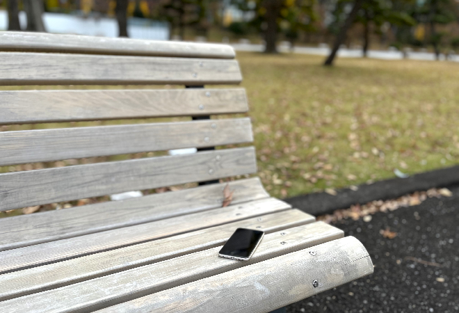 公演のベンチに置き忘れたスマホ。