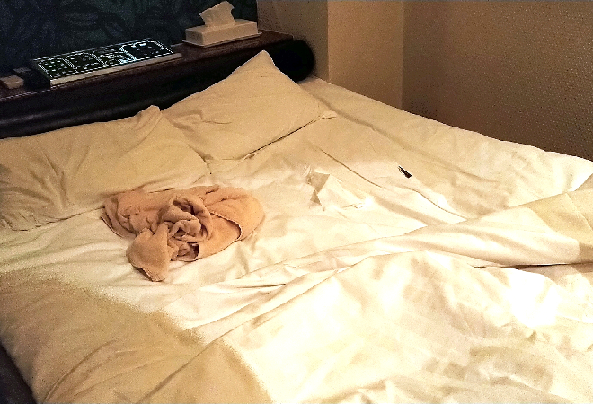 乱れたラブホテルのベッド。