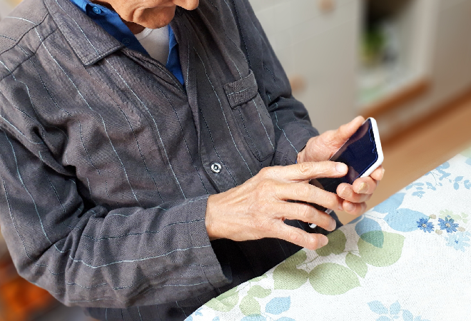 スマホを見ている老人。