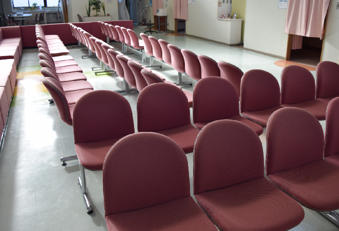 誰もいない病院の待合室。