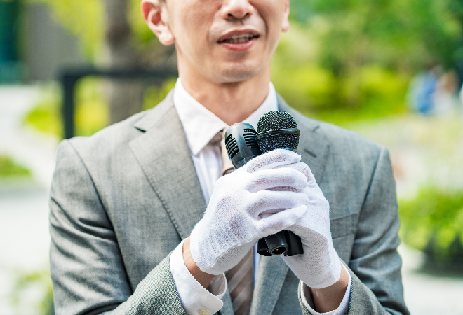 演説している男性。