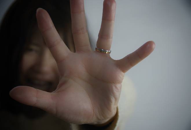 やめてというジェスチャーをする妻。