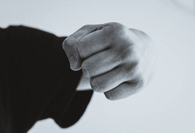 殴る拳のモノクロ画像。