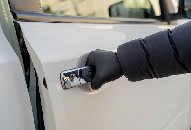 車のドアを開ける不審な手。