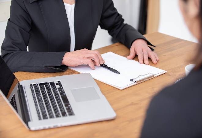 話し合うビジネスマン