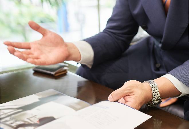 テーブルで営業しているサラリーマン。