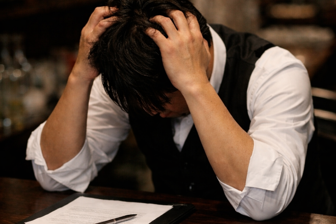 「キャストに色恋営業をされた」とクレーム|ガールズバー店長(40代男性)からの調査相談。