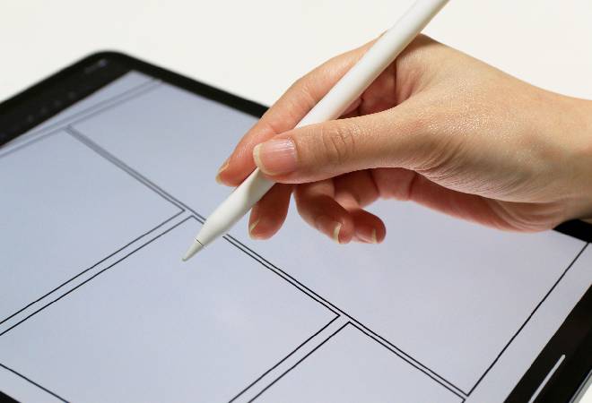 ネームを書いている漫画家の手元。