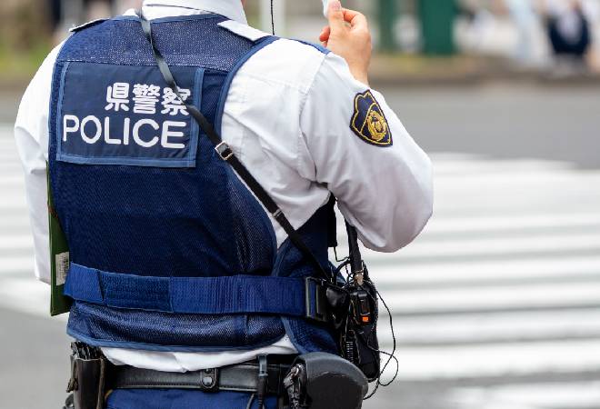 取り締まりをする警官の画像。