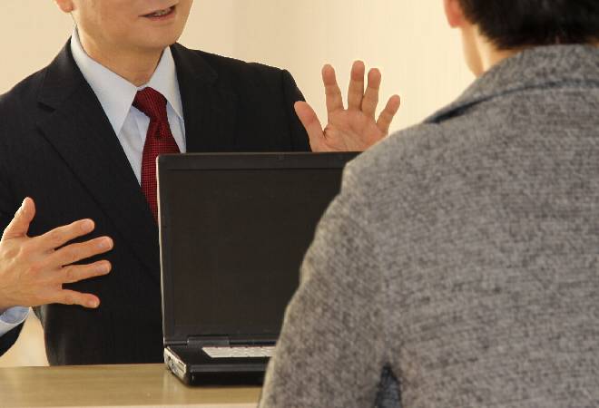 教師と父親の面談。