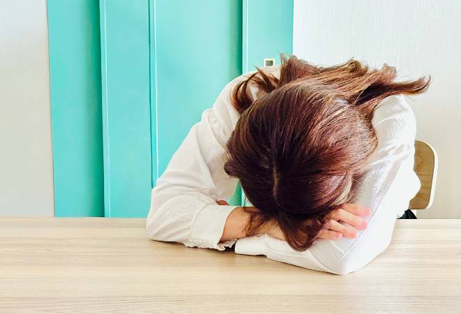 落ち込む女性の姿。