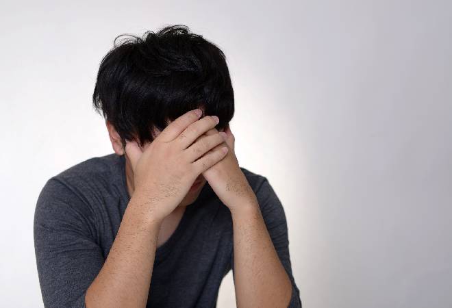 落ち込む夫の画像。