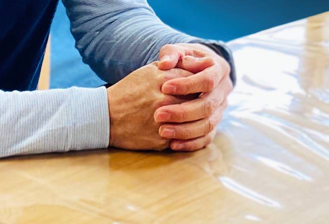 相談する中年男性の姿。