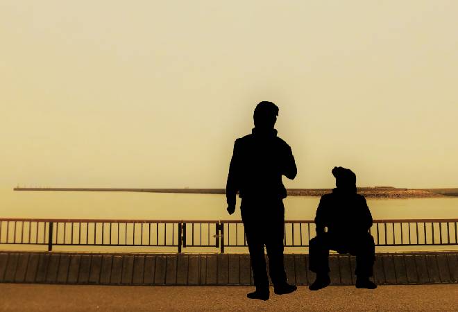 夕日に映る不良のシルエット。