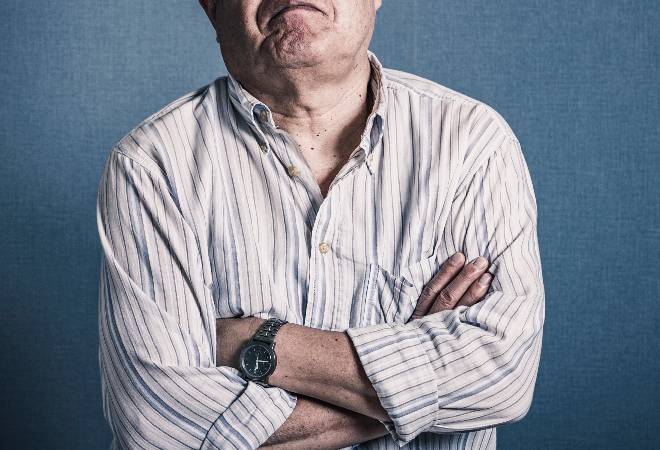 不安な表情の中年男性。