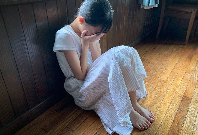 悲しむ小学生。