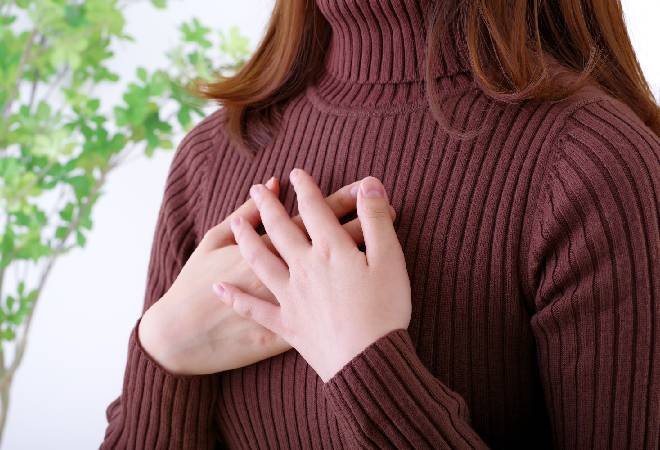 悩む女性の姿。