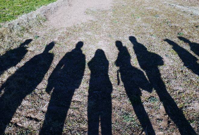 複数人の若者の影。