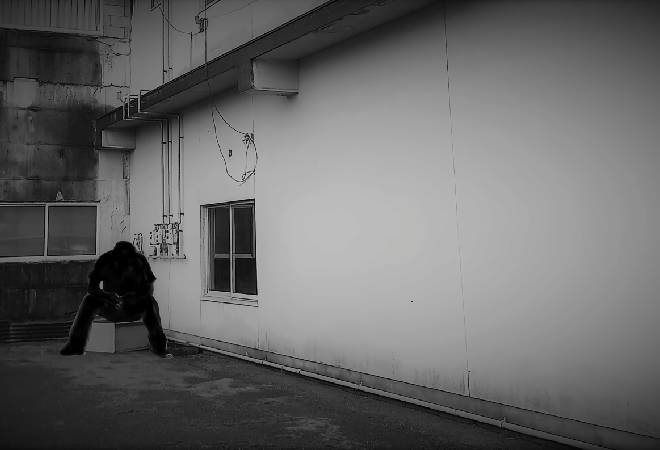 落ち込むスーツ姿の男性。