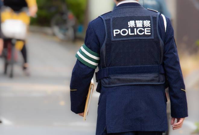 取締中の警察官の後ろ姿。