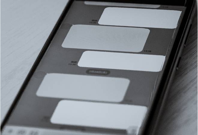 チャットアプリのモノクロ画像。