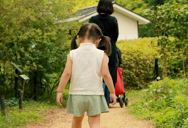 孫と娘の背中。