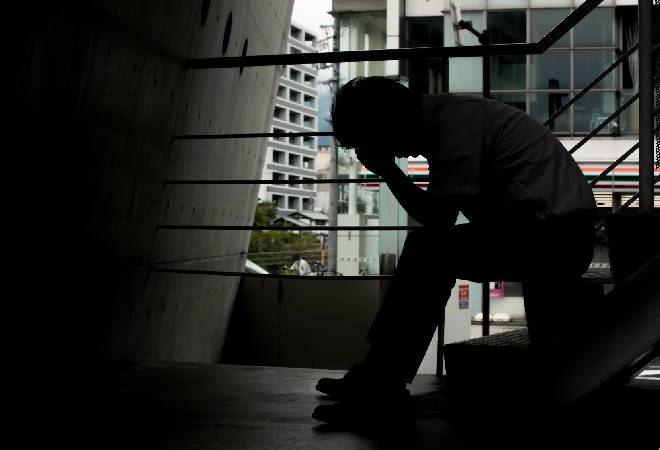 項垂れる男性。
